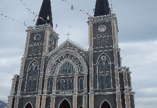 小さな町にデ～ンと大きな教会が！