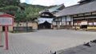 見ごたえのある宸殿と、三井の名庭