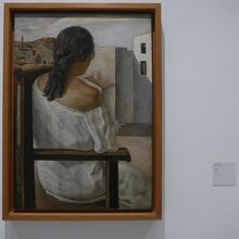 ダリの後ろ向きに座る少女