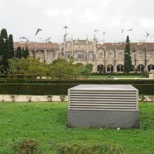 庭園を鳥の群れが舞っていた
