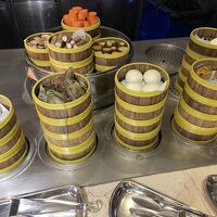 朝食　色々な料理のセイロ