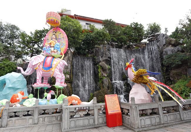 龍山寺 門前の滝