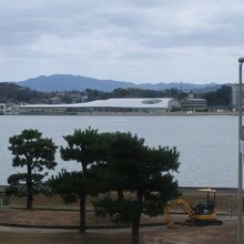 北岸から。対岸に島根県立美術館が見える