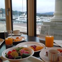 ブッフェ式朝食　景色を眺めながら、ゆったりと食事