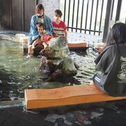 杖立温泉の川横にある足湯　御湯の駅