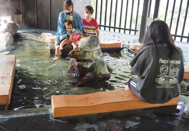 杖立温泉の川横にある足湯　御湯の駅