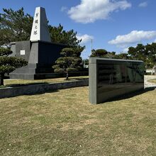 芳魂之塔と礎。