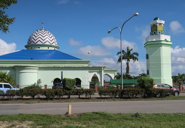 ドームのギザギザ模様が可愛いモスク