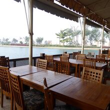 池に面したレストラン