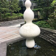 変わった形の彫刻