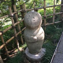 ところどころにある石像