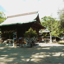 御殿跡に建つ拝殿と本殿