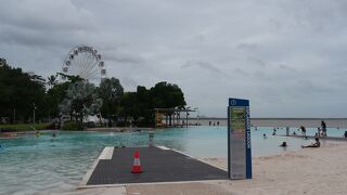 海岸沿いにある人口プールです