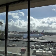 到着時の連絡通路からの空港風景