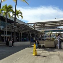 グループ到着出口付近風景　ここに送迎車が来ます