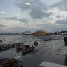 ハワイ島へ行く時の搭乗待合室からの空港風景