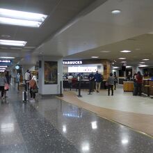 空港ターミナル内の風景