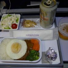 福岡からホノルル迄の機内食はロコモコでした!!