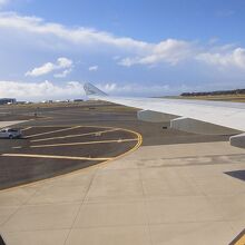 ホノルル空港到着時の機体と空港景色