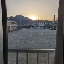 窓から迷い込んだ空き地を眺めます