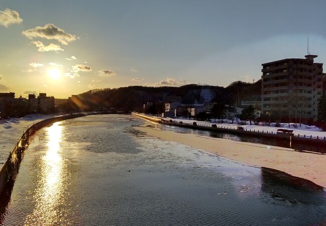 「ん？何の音？」氷が流れて