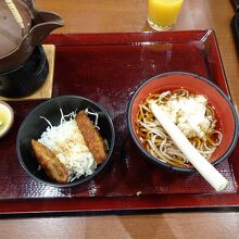 地元料理のソースカツ丼と1本ネギで食べる蕎麦