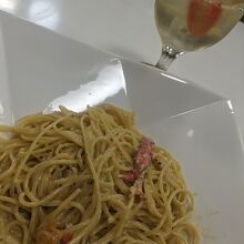 ウニとカニのパスタと自家製サングリア白