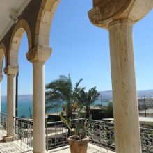 山上の垂訓教会の回廊から見たガリラヤ湖