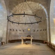 イエスが奇跡を起こしたシンプルな祭壇とモザイク画が印象的な教会