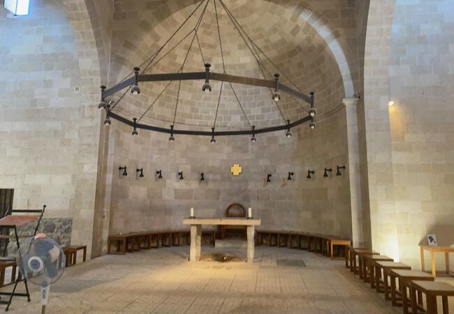 イエスが奇跡を起こしたシンプルな祭壇とモザイク画が印象的な教会