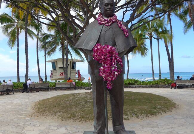 ハワイ王国からアメリカ合衆国ハワイ準州へと変わりゆく時代にハワイの為尽くされた王子の像です!!