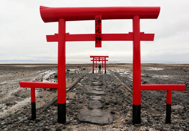 大魚神社と沖ノ島を結ぶ直線上の海中にある神秘的な鳥居