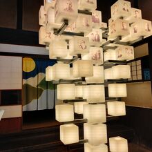 入口を入ってすぐの土間にある灯篭