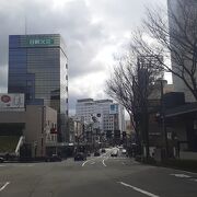 片町交差点を境に街の雰囲気が変わります