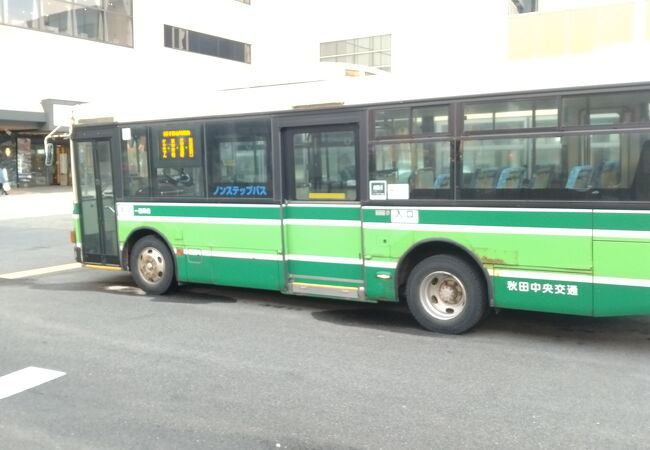 秋田駅前のバス乗り場
