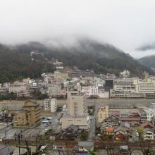 朝の温泉街の眺望