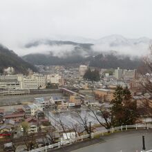 朝の温泉街の眺望