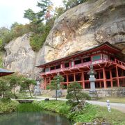 大岩に抱かれたお堂