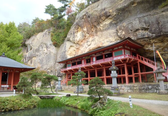 大岩に抱かれたお堂