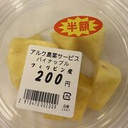 アーケードのある商店街でお買い物