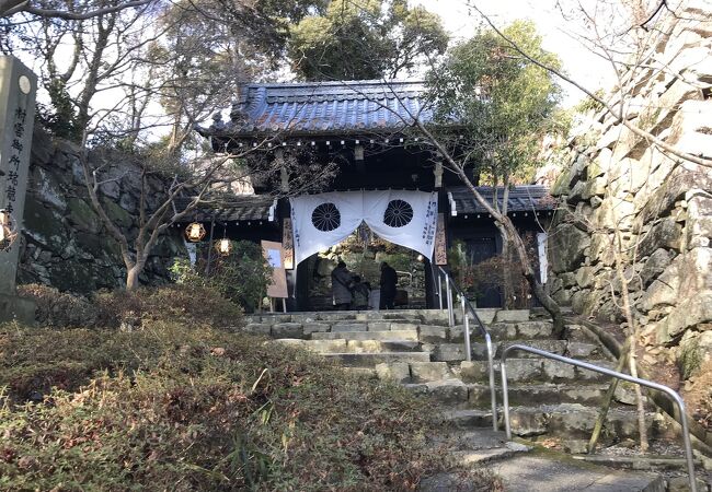 八幡山城跡（滋賀県近江八幡）：縄張りがよくわかる