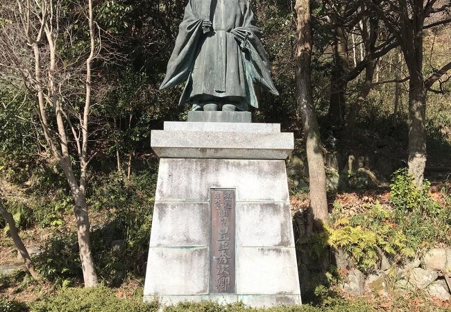 八幡公園（滋賀県近江八幡）：八幡山城跡の麓にあり、城跡遺構が残る