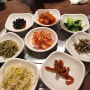 韓国式におかずが並ぶお料理屋さん