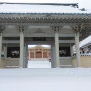 立派な山門が印象的な函館の寺院