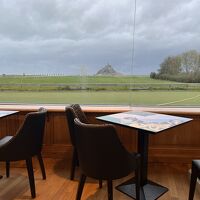 夕・朝食のレストランからは修道院が見えました。