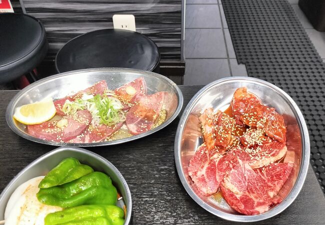 煙もくもくの本場焼肉屋さん