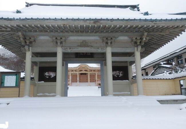 立派な山門が印象的な函館の寺院