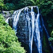 普通の民家の後ろに大滝が。