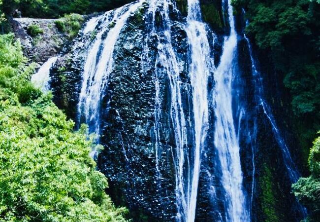 普通の民家の後ろに大滝が。