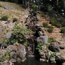 湧水と国分寺崖線を利用した滝